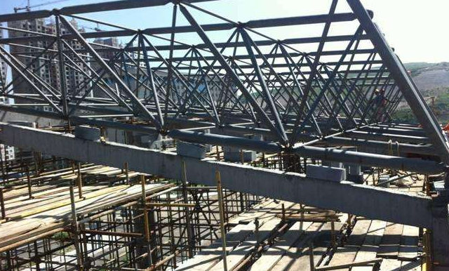 德阳简述网架公司的黑色压型钢板的吊装步履